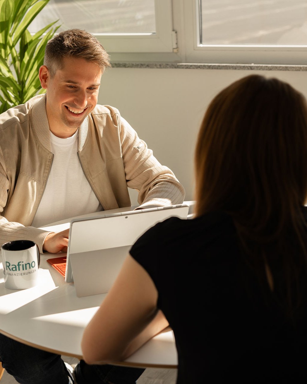 Beratungsgespräch im Büro der Rafino Finanz GmbH in Landau in der Pfalz