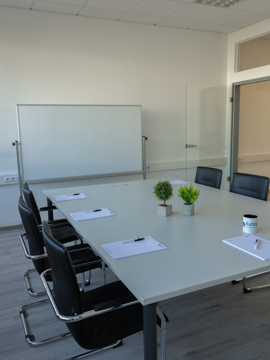 Besprechungsraum mit Whiteboard