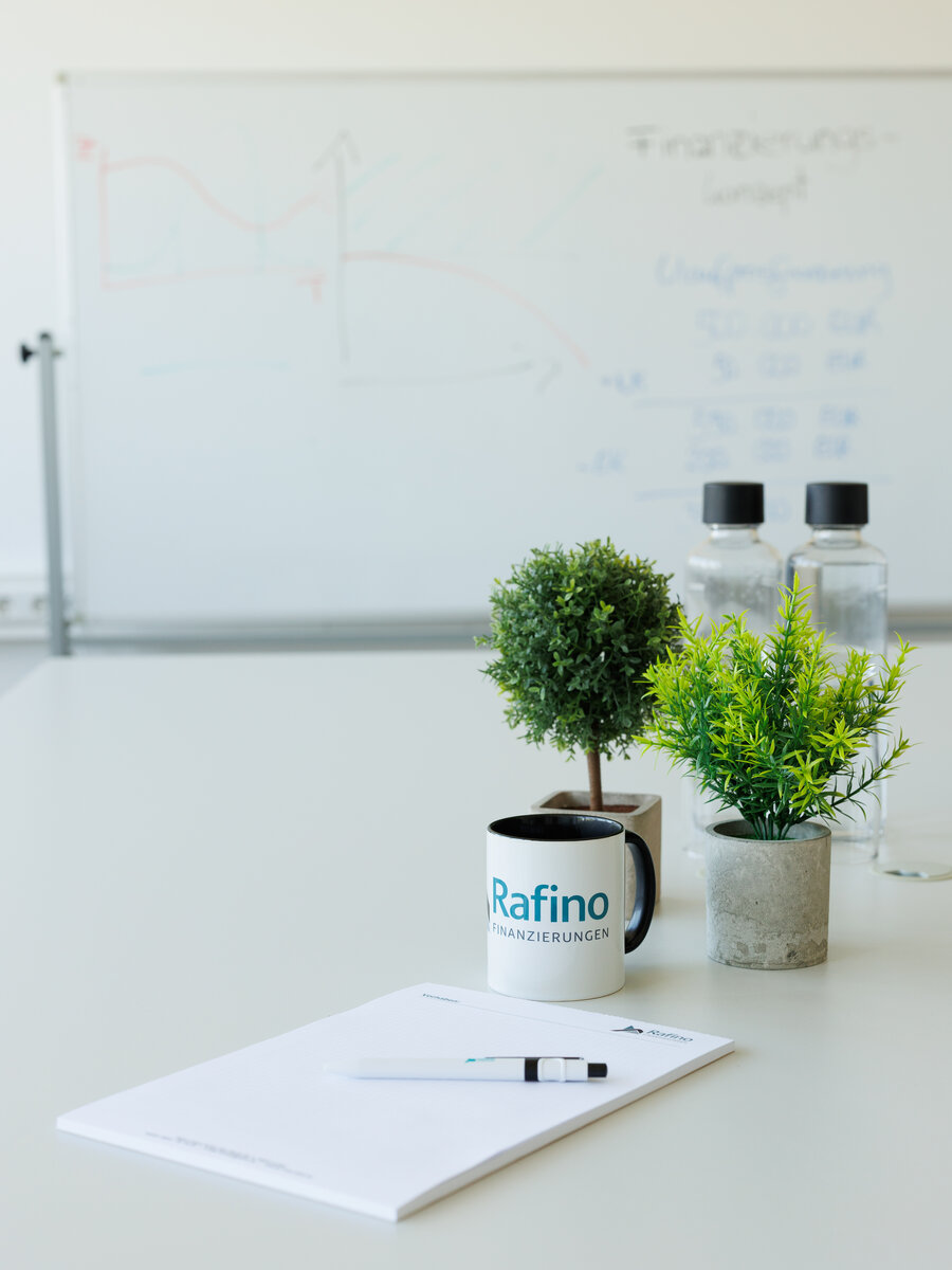Finanzierungskonzept am Whiteboard im Büro der Rafino Finanz GmbH