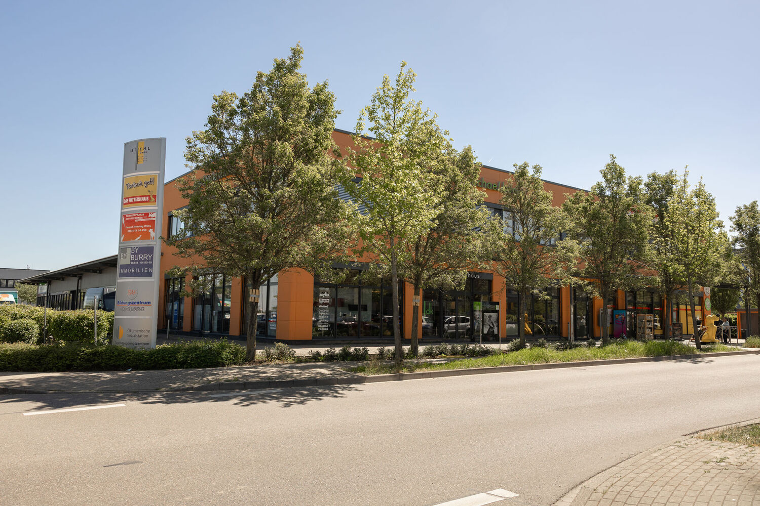 Bürogebäude in Landau – Außenansicht mit Futterhaus und Küchenstudio Burry im Erdgeschoss