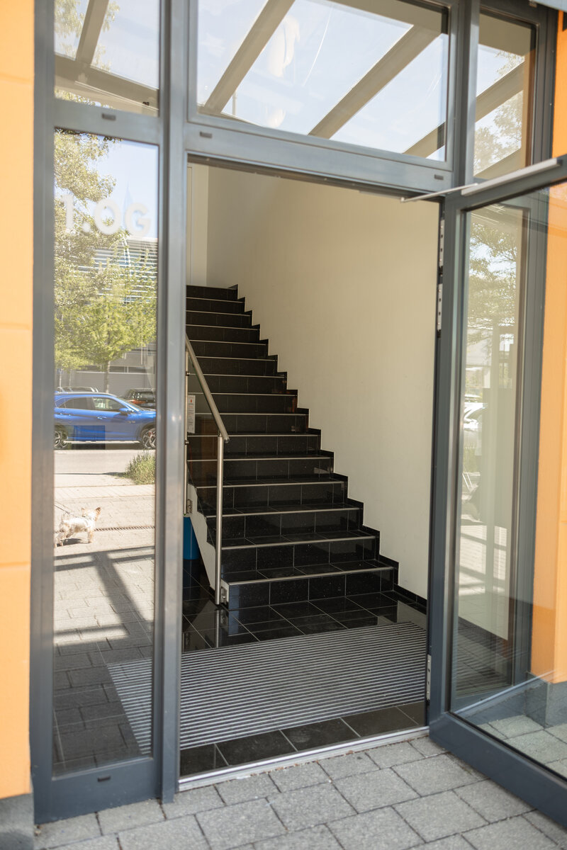 Eingang und Treppenhaus zum Büro im 1. Obergeschoss