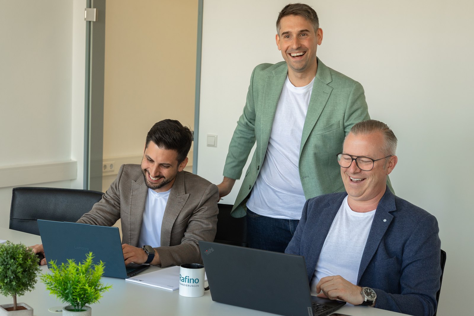 Dominik Rapp, Norman Deris und Gregor Sendermann im Besprechungsraum der Rafino Finanz GmbH in Landau in der Pfalz
